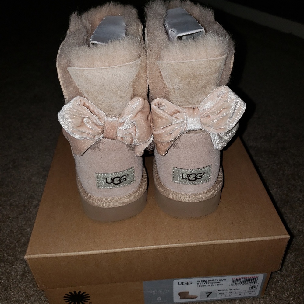 UGG MINI BAILEY BOW II VELVET RIBBON BOOTS SIZE 7